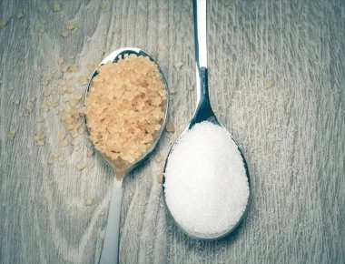 Λευκή ή καστανή ζάχαρη; Δείτε ποια είναι τελικά πιο υγιεινή